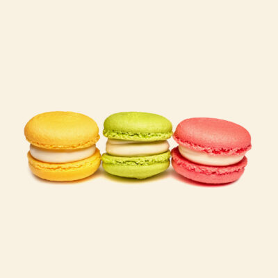 Macarons tricolores faits maison aux couleurs pastel de La Douce Mie.