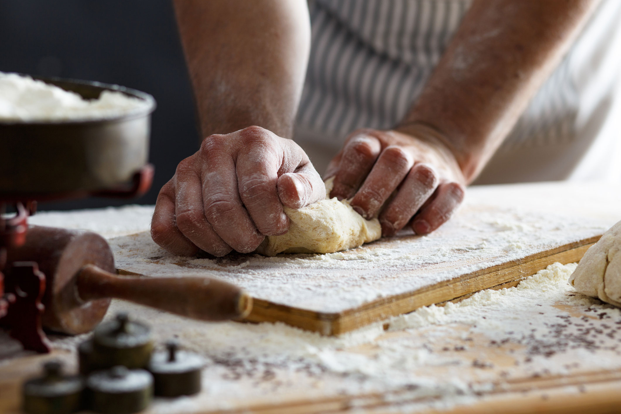 Pétrissage de la pâte à pain artisanal de notre histoire de boulangerie chez La Douce Mie